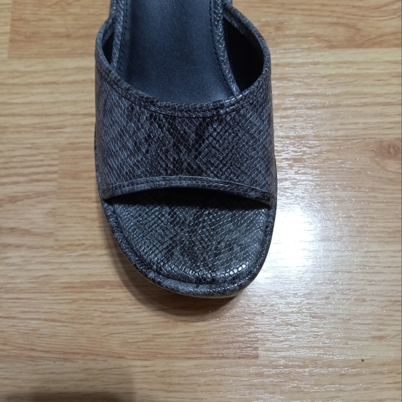Urban Outfitters snakeskin pattern platform wedges. EUC. Size 7. - Picture 7 of 16